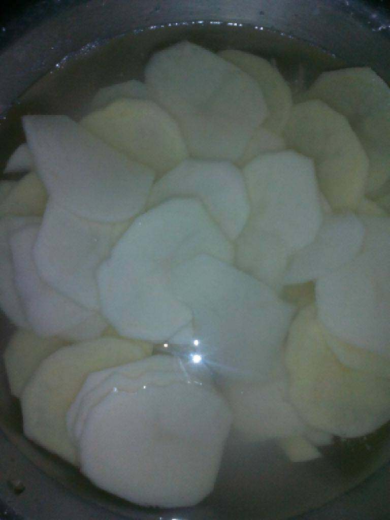 腊肉炒土豆片,<a style='color:red;display:inline-block;' href='/shicai/ 23'>土豆</a>切片放在水里，避免氧化