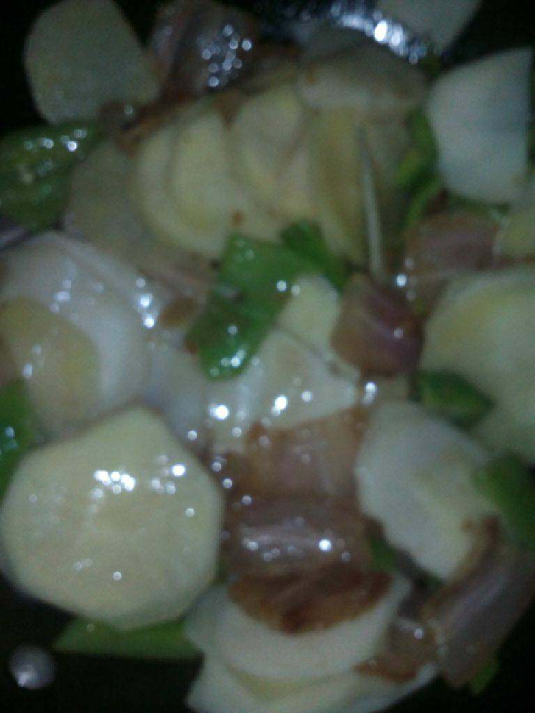 腊肉炒土豆片,加入土豆翻炒，加入青椒，放鸡精，味极鲜翻炒即可