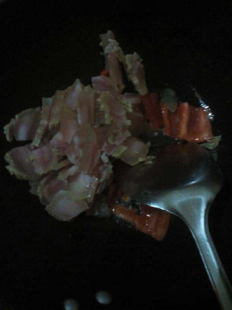 腊肉炒莴笋,放入红椒翻炒