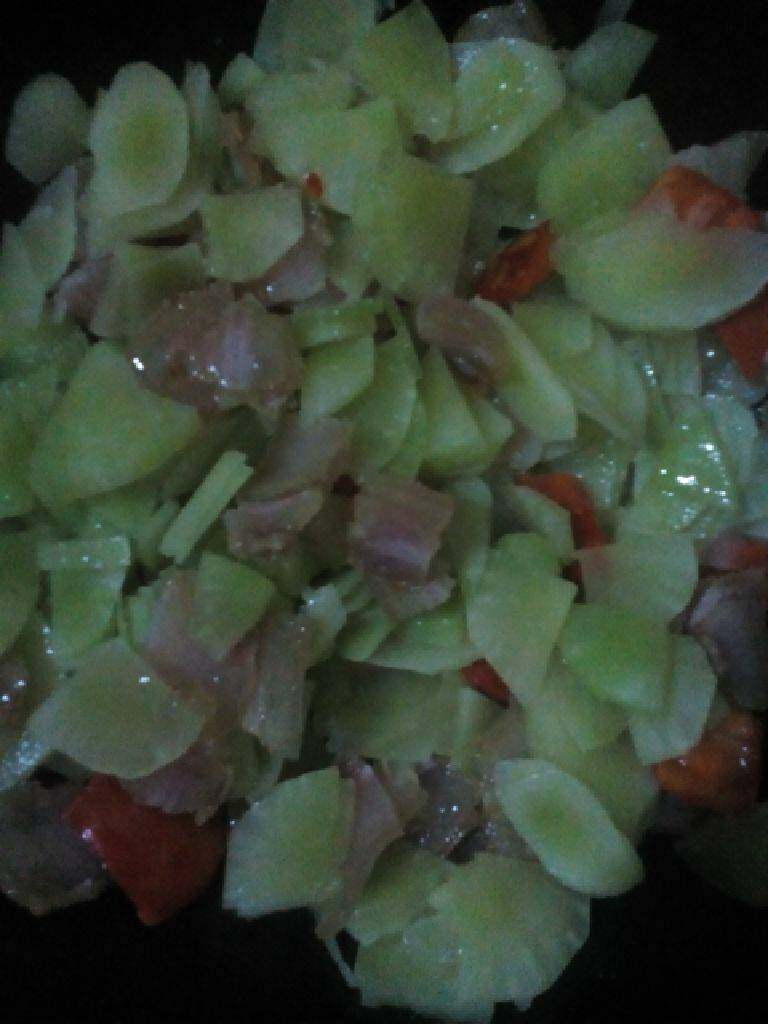 腊肉炒莴笋,放入莴笋翻炒，加入味极鲜鸡精翻炒即可