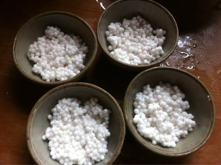 西米蓝莓水晶糕,模具洗净，模具底部放上一层西米