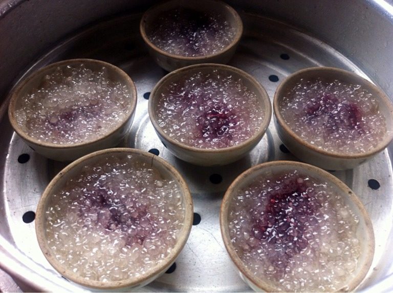 西米蓝莓水晶糕,上蒸锅大火蒸至西米没有白白的点，关火再闷一小会即可