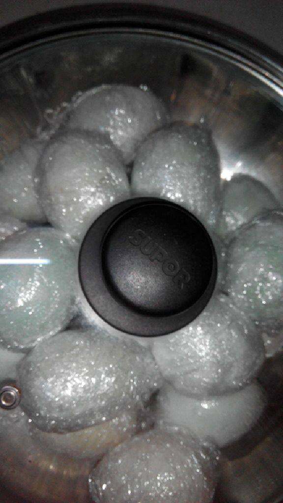 腌咸鸭蛋,用保鲜膜将鸭蛋一个一个地包裹严实,放入密闭容器内,放阴凉处存放一月后揭去保鲜膜带盐煮熟后即可。