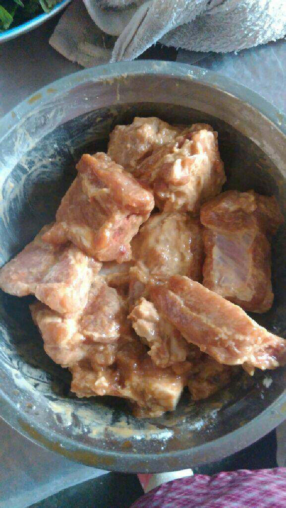 糖醋菠萝排骨,<a style='color:red;display:inline-block;' href='/shicai/ 434'>排骨</a>用清水泡两个小时，去除血水，放一点<a style='color:red;display:inline-block;' href='/shicai/ 762'>老抽</a>，一勺<a style='color:red;display:inline-block;' href='/shicai/ 788'>生抽</a>，<a style='color:red;display:inline-block;' href='/shicai/ 718'>料酒</a>腌20分钟，拍上淀粉，抓匀