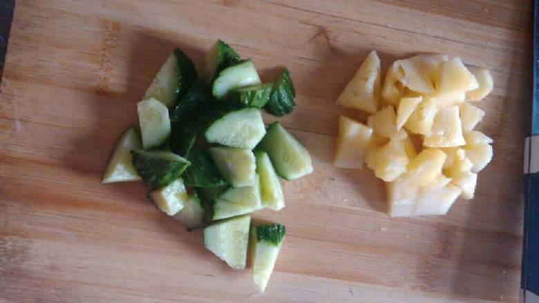 糖醋菠萝排骨,葱蒜切粒，<a style='color:red;display:inline-block;' href='/shicai/ 37'>姜</a>切丝，<a style='color:red;display:inline-block;' href='/shicai/ 54'>黄瓜</a>切滚刀状，菠萝切块