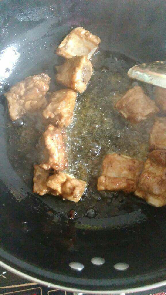 糖醋菠萝排骨,锅里到油，倒入排骨，先用大火把表面炸脆，再小火炸熟（我倒的油比较少），捞出