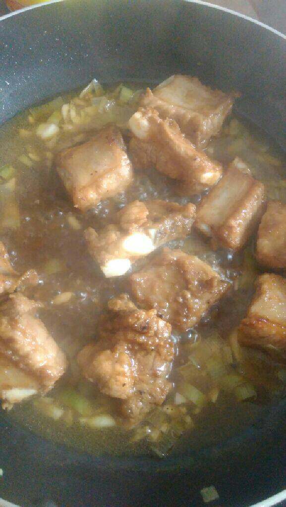 糖醋菠萝排骨,锅里倒少量油，放葱姜蒜，炒香后放排骨，放入<a style='color:red;display:inline-block;' href='/shicai/ 866'>冰糖</a>，<a style='color:red;display:inline-block;' href='/shicai/ 768'>香醋</a>，翻炒均匀