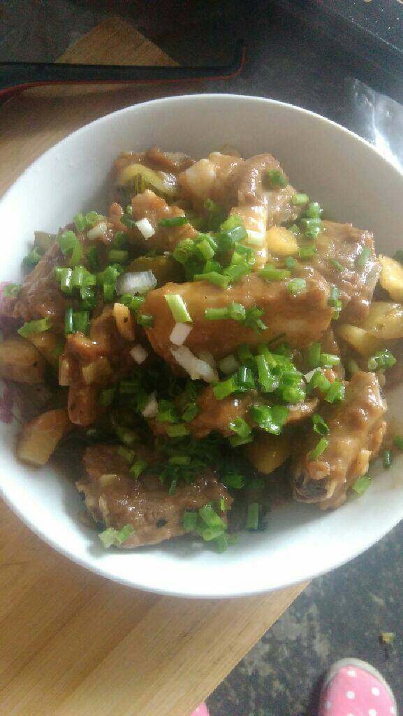 糖醋菠萝排骨,倒入黄瓜，菠萝，加适量水，煮两分钟大火收汁，加一点鸡精，排骨就做好了