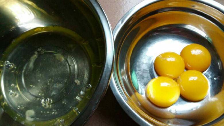 蓝莓蛋糕卷,将蛋白和蛋黄分离(保持容器无水)