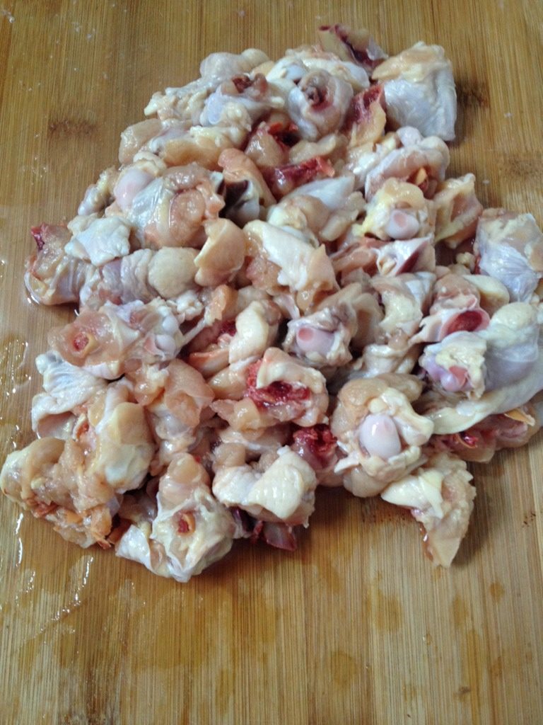 鸡肉烧土豆,<a style='color:red;display:inline-block;' href='/shicai/ 92'>鸡腿</a>肉洗干净剁块备用（我买的冰冻<a style='color:red;display:inline-block;' href='/shicai/ 92'>鸡腿</a>，有新鲜的就买新鲜的）