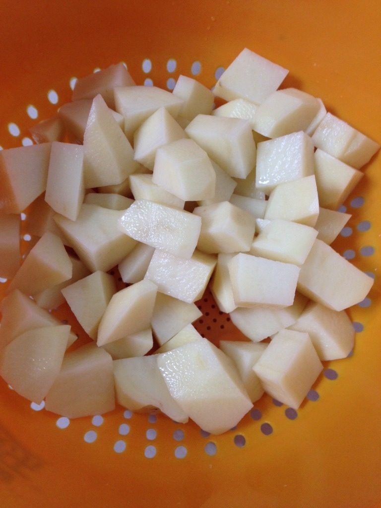鸡肉烧土豆,<a style='color:red;display:inline-block;' href='/shicai/ 23'>土豆</a>去皮，切小块备用（因为鸡腿很快熟，所以<a style='color:red;display:inline-block;' href='/shicai/ 23'>土豆</a>不要切太大块了）