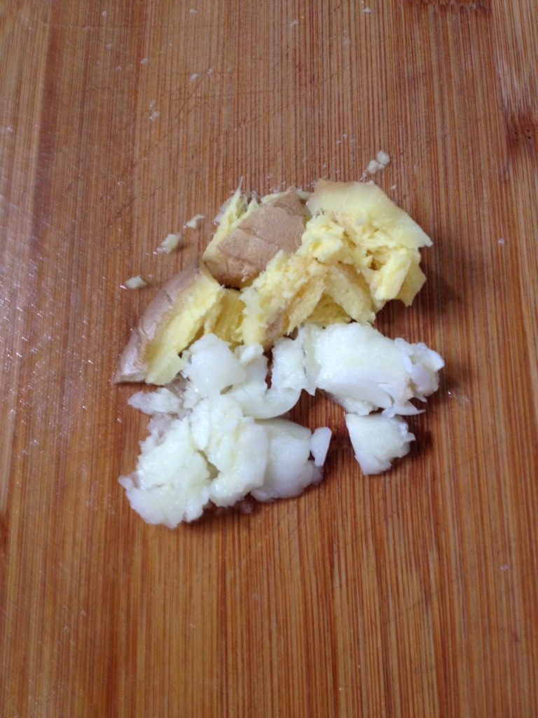 鸡肉烧土豆,姜蒜拍碎备用