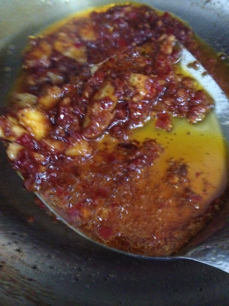 鸡肉烧土豆,热锅倒油，放入两勺豆瓣，再加入姜蒜翻炒出红油