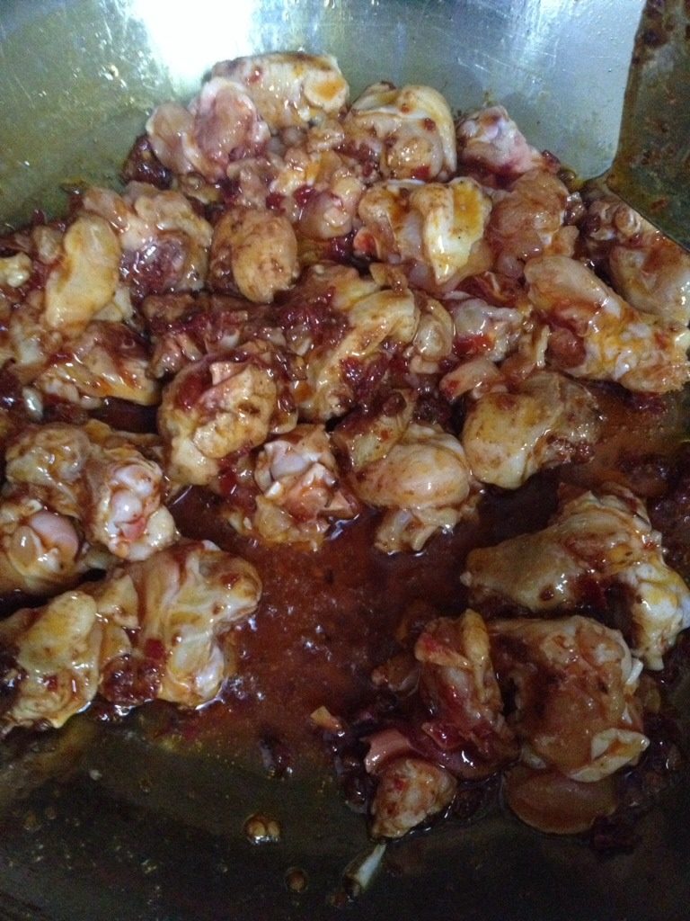 鸡肉烧土豆,接着倒入鸡腿肉翻炒至变色