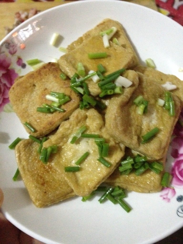 臭豆腐,如图撒上<a style='color:red;display:inline-block;' href='/shicai/ 3250'>葱</a>花