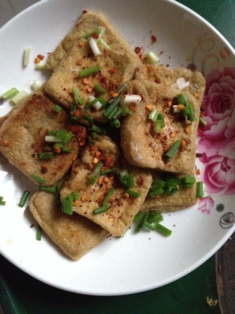 臭豆腐,如图撒上<a style='color:red;display:inline-block;' href='/shicai/ 9613'>辣椒面</a>就可以了，很开味哦