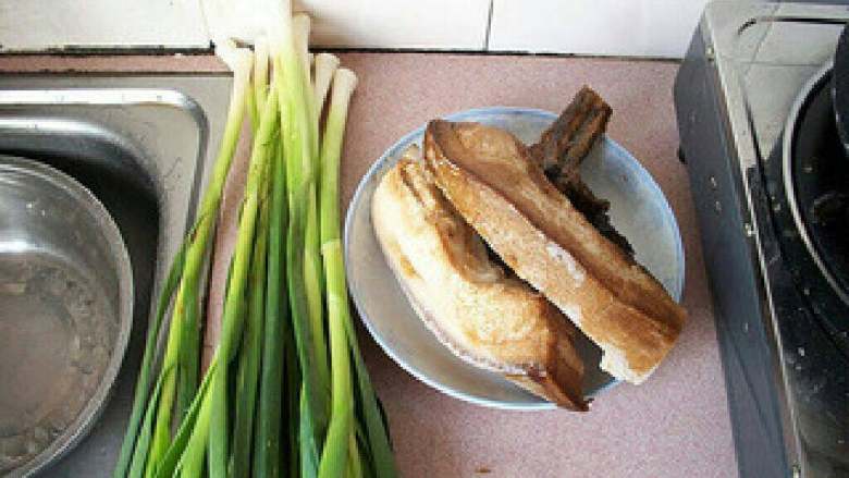 【蒜苗炒肉】,原料图。