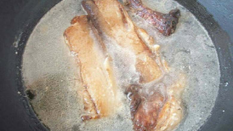 【蒜苗炒肉】,<a style='color:red;display:inline-block;' href='/shicai/ 436'>腊肉</a>放锅里加水煮透。