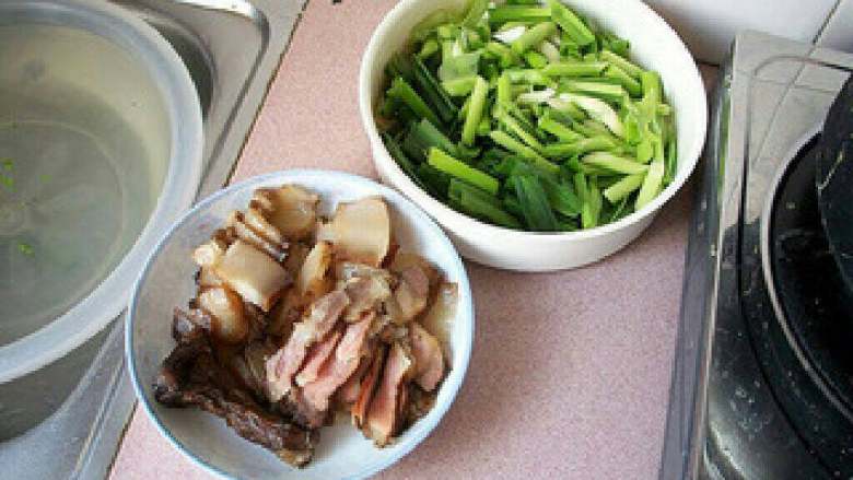 【蒜苗炒肉】,腊肉切片，<a style='color:red;display:inline-block;' href='/shicai/ 3349'>蒜苗</a>切斜段，茎和叶分开放。