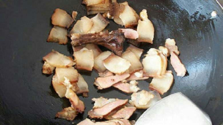 【蒜苗炒肉】,锅烧热将腊肉炒到透明出油