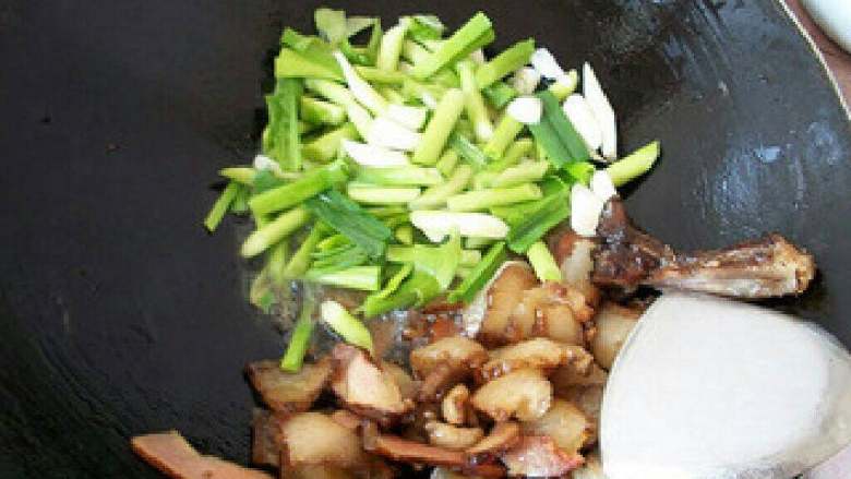 【蒜苗炒肉】,下蒜茎部分，炒至断生。