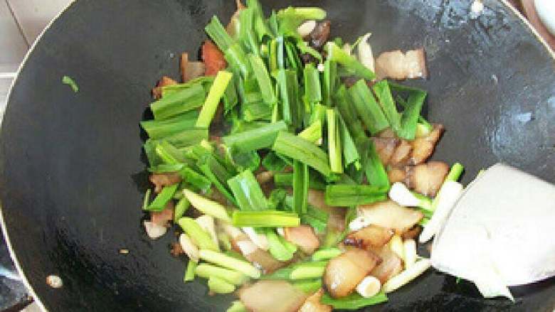 【蒜苗炒肉】,最后下蒜苗叶子，变色即可出锅。