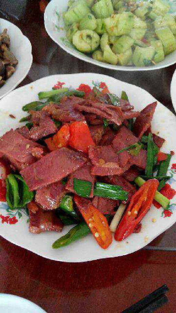 炒腊肉,倒入少许生抽，炒匀后倒入蒜苗段，翻炒两下即关火，