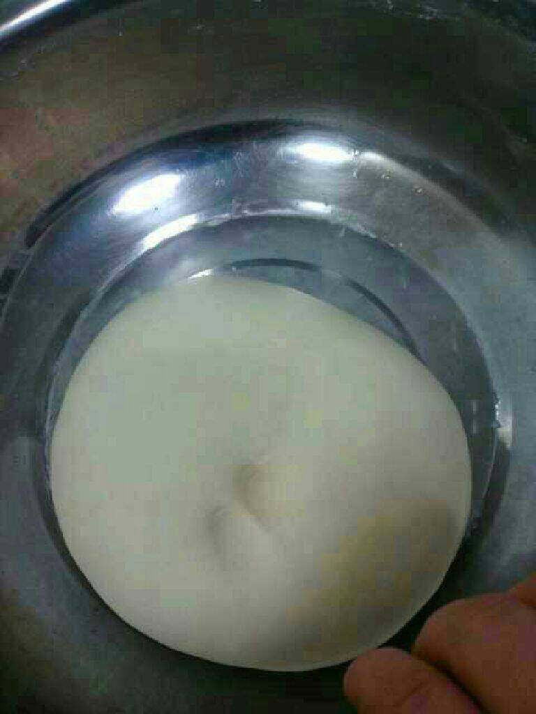 牛奶刀切馒头,将<a style='color:red;display:inline-block;' href='/shicai/ 519'>面粉</a>，盐和糖粉混合，将温水融合的干酵母慢慢倒入，用筷子搅拌成絮状，然后加入<a style='color:red;display:inline-block;' href='/shicai/ 219'>牛奶</a>，一起揉成光滑的面团。