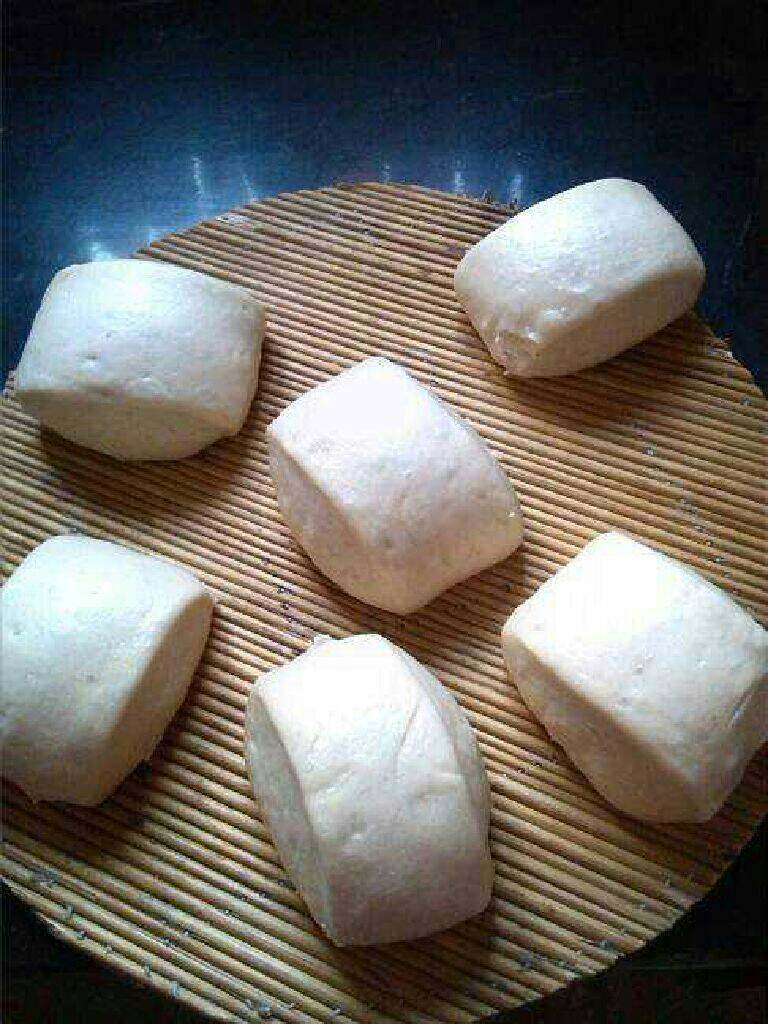 牛奶刀切馒头,终于出炉，可以享用了。我最爱牛奶刀切馒头啦 