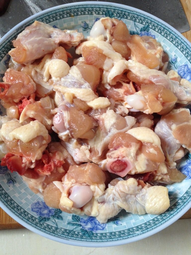 鸡肉烧青笋,<a style='color:red;display:inline-block;' href='/shicai/ 94'>鸡肉</a>洗干净，剁块