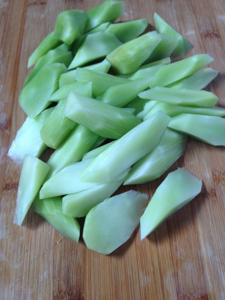 鸡肉烧青笋,<a style='color:red;display:inline-block;' href='/shicai/ 2620'>青笋</a>去皮，斜切滚刀状
