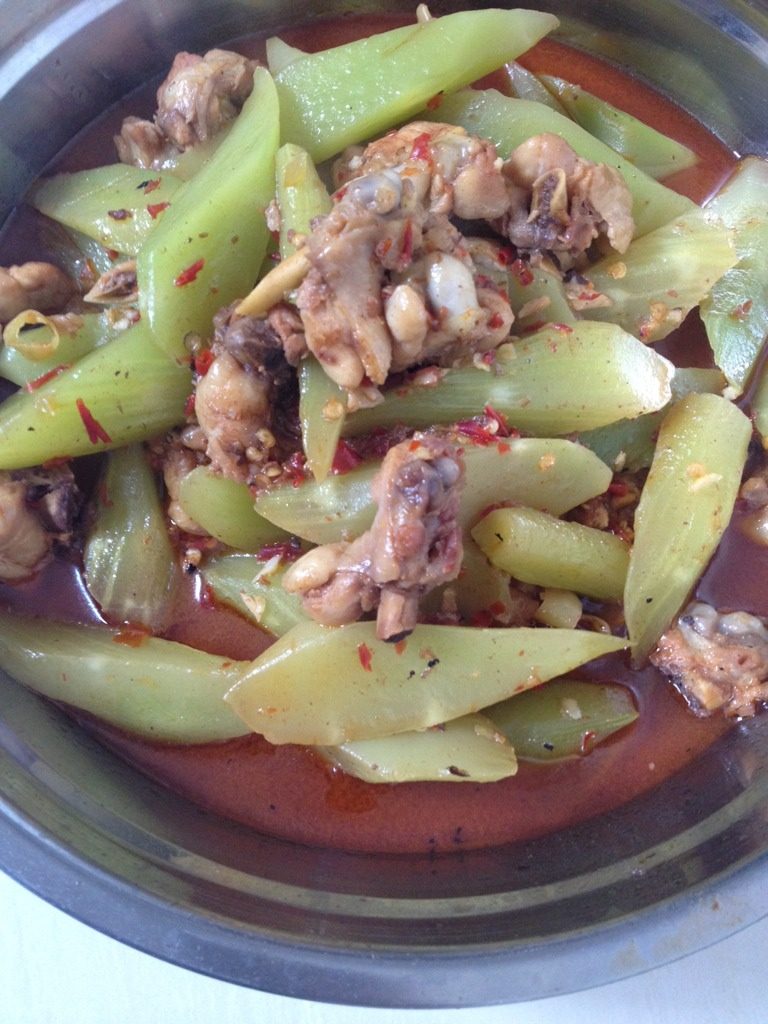鸡肉烧青笋,大火烧开，加入盐，鸡精，转中火焖煮十五分钟即可出锅