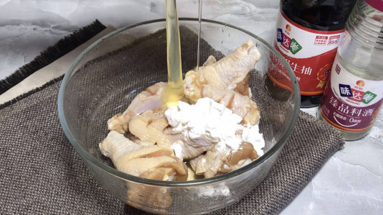 香酥炸鸡腿,腌制好的鸡腿洗净,沥干水分,加入淀粉和<a style='color:red;display:inline-block;' href='/shicai/ 17'>蛋清</a>,拌匀