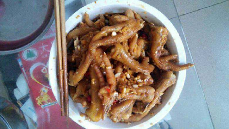 麻辣卤鸡爪,备好适量的卤料， 卤料加盐煮成卤汁一大盆，
