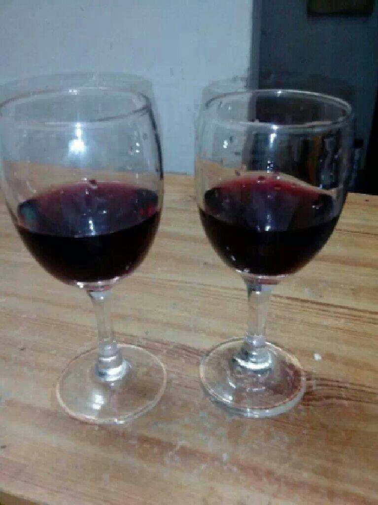 麻辣卤鸡爪, 把冼好的鸡爪放进卤汁里卤20分钟，冷却捞出装盘。冷却捞出装盘。