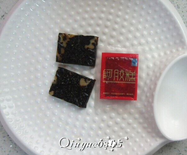 西兰花芝香阿胶浓汤,把<a style='color:red;display:inline-block;' href='/shicai/ 119'>西兰花</a>切成小朵，<a style='color:red;display:inline-block;' href='/shicai/ 119'>西兰花</a>根切成小丁；<a style='color:red;display:inline-block;' href='/shicai/ 23'>土豆</a>切丁
