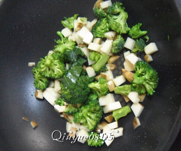 西兰花芝香阿胶浓汤,把过了油的蔬菜倒入豆浆机,放入备用的剩米饭,倒入纯净水到指定水位线内。