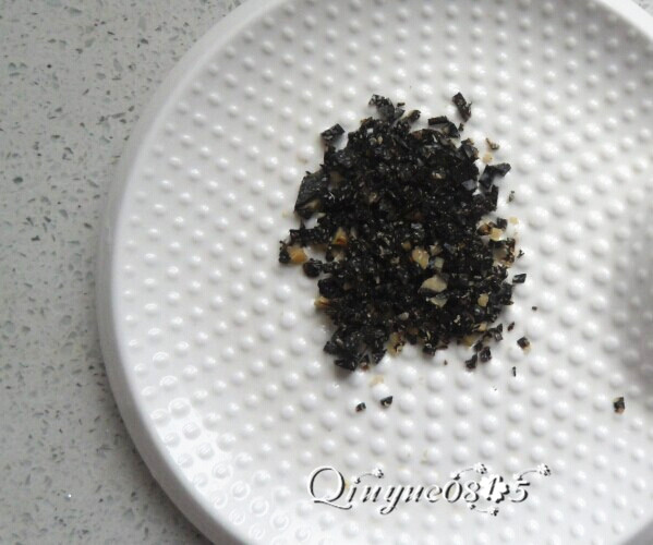 西兰花芝香阿胶浓汤,蔬菜浓汤做熟后,把冰糖、阿胶碎放入。想喝咸味的,汤内放盐,准备一些火腿、熟鸡蛋之类的。原味也可。