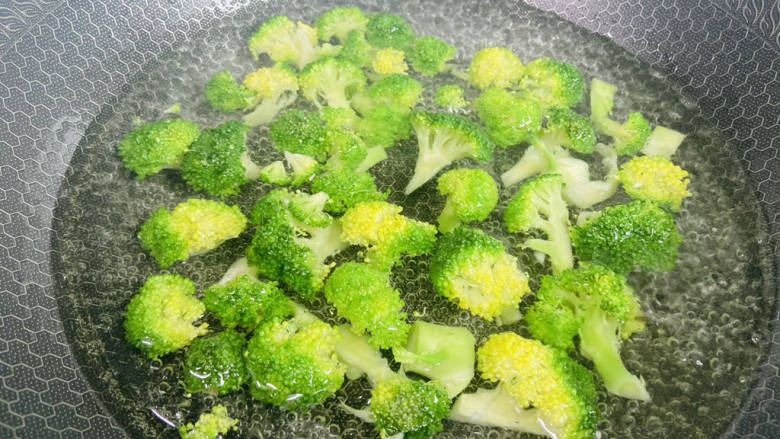 凉拌蒜蓉西兰花,放入西兰花,焯烫2-3分钟