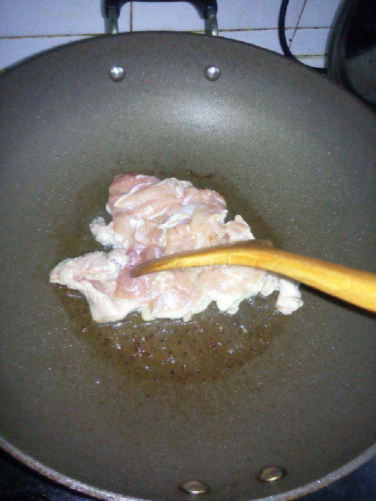 照烧鸡腿,锅烧热，放少许油，将鸡腿皮的那面朝下放入锅中，煎两分钟，期间用铲子压几下。