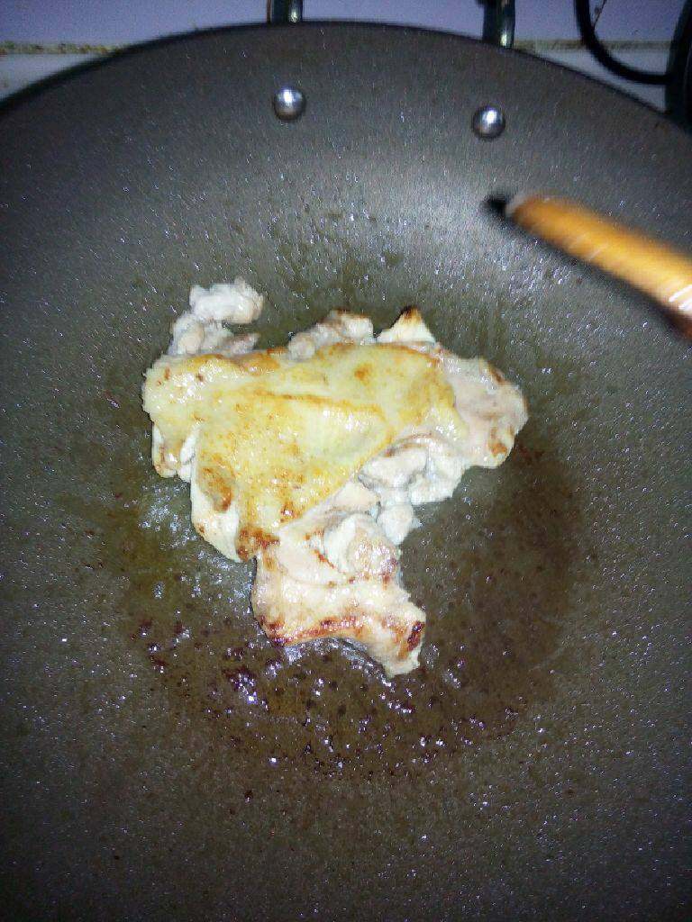 照烧鸡腿,翻个面再煎两分钟。