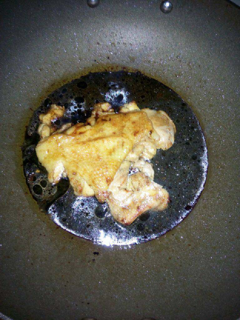 照烧鸡腿,倒入调好的照烧汁，加一点点水，用铲子不断舀起酱汁浇在鸡腿上。熟了以后，大火收汁，但不必收的太干。