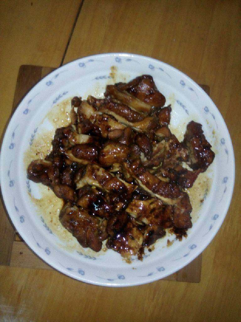 照烧鸡腿,鸡腿捞出切块，浇上锅内余汁即可。