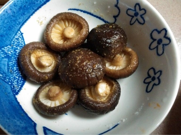 烤香菇,<a style='color:red;display:inline-block;' href='/shicai/ 241'>干香菇</a>先用水泡发，再放入<a style='color:red;display:inline-block;' href='/shicai/ 761'>辣椒粉</a>，盐<a style='color:red;display:inline-block;' href='/shicai/ 146542'>孜然粉</a>搅拌均匀