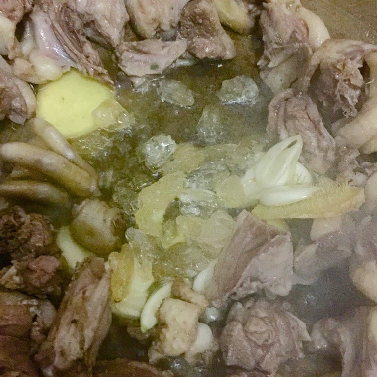 焦糖柠檬鸭,加入<a style='color:red;display:inline-block;' href='/shicai/ 866'>冰糖</a>，翻炒至糖微微融化后与鸭肉一起翻炒