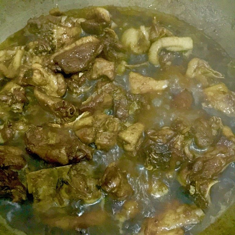 焦糖柠檬鸭,加开水刚好抹过鸭肉，盖锅盖中火焖15分钟