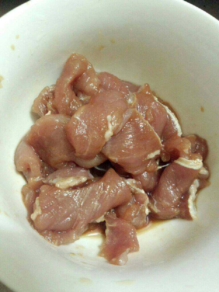 芹菜炒瘦肉,<a style='color:red;display:inline-block;' href='/shicai/ 429'>瘦肉</a>洗干净切片  用盐 <a style='color:red;display:inline-block;' href='/shicai/ 788'>生抽</a> 淀粉腌制二十分钟左右待用