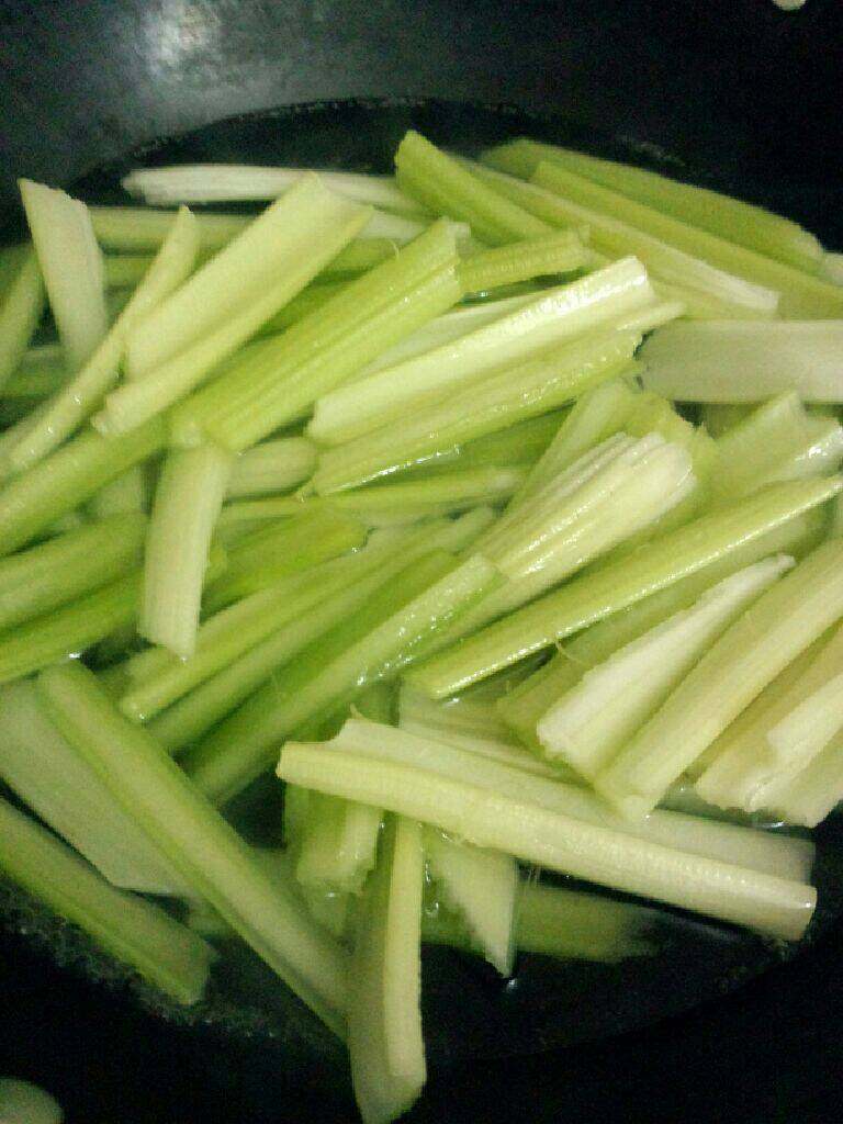 芹菜炒瘦肉,锅加水烧开 把芹菜放入飞水