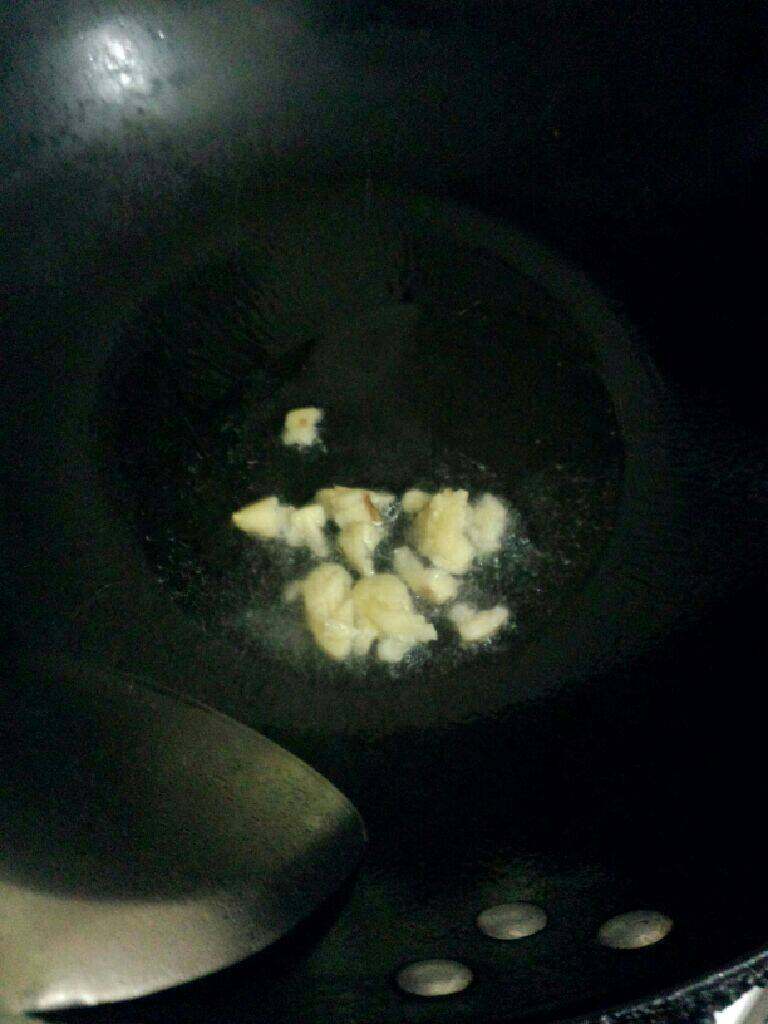 芹菜炒瘦肉,锅加入油烧热 把蒜放入爆香