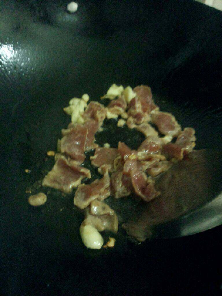 芹菜炒瘦肉,在把腌制好的瘦肉放入略炒
